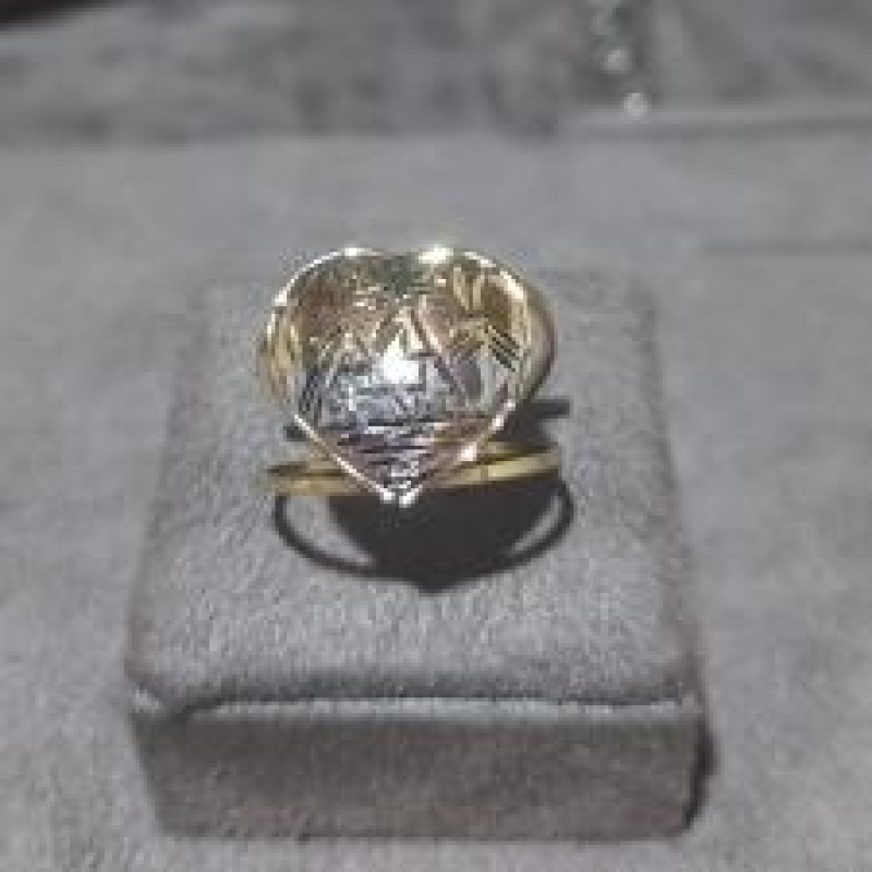 Anel Replica Coração Pirâmides