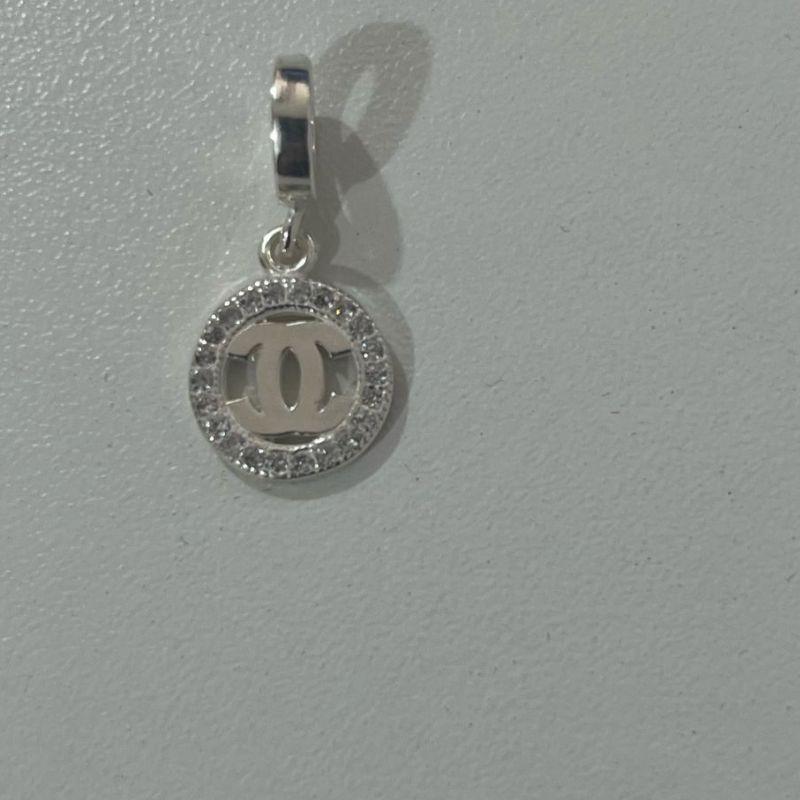 Berloque Prata Chanel Cravejada
