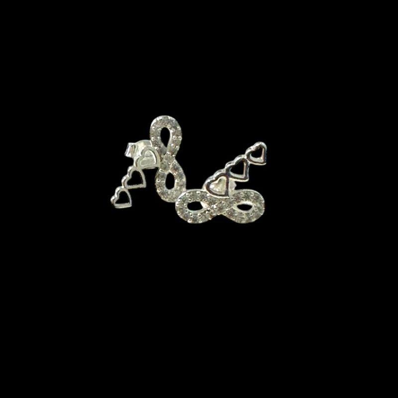 Brinco Fixo Infinito Cravejado C/ 3 Corações Liso